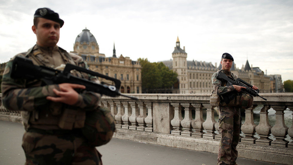 Click to enlarge paris security personnel