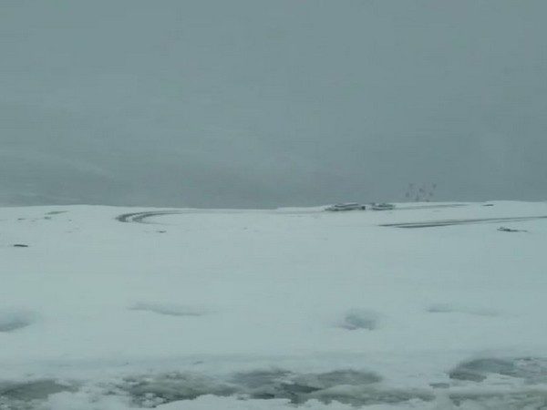 Himachal: Rohtang pass receives six inches snowfall,