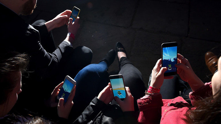 people on cell phones