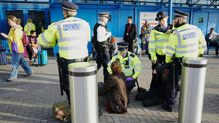 Click to enlarge Extinction Rebellion protestors