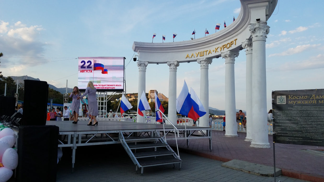 Click to enlarge Alushta Russia’ National Flag Day