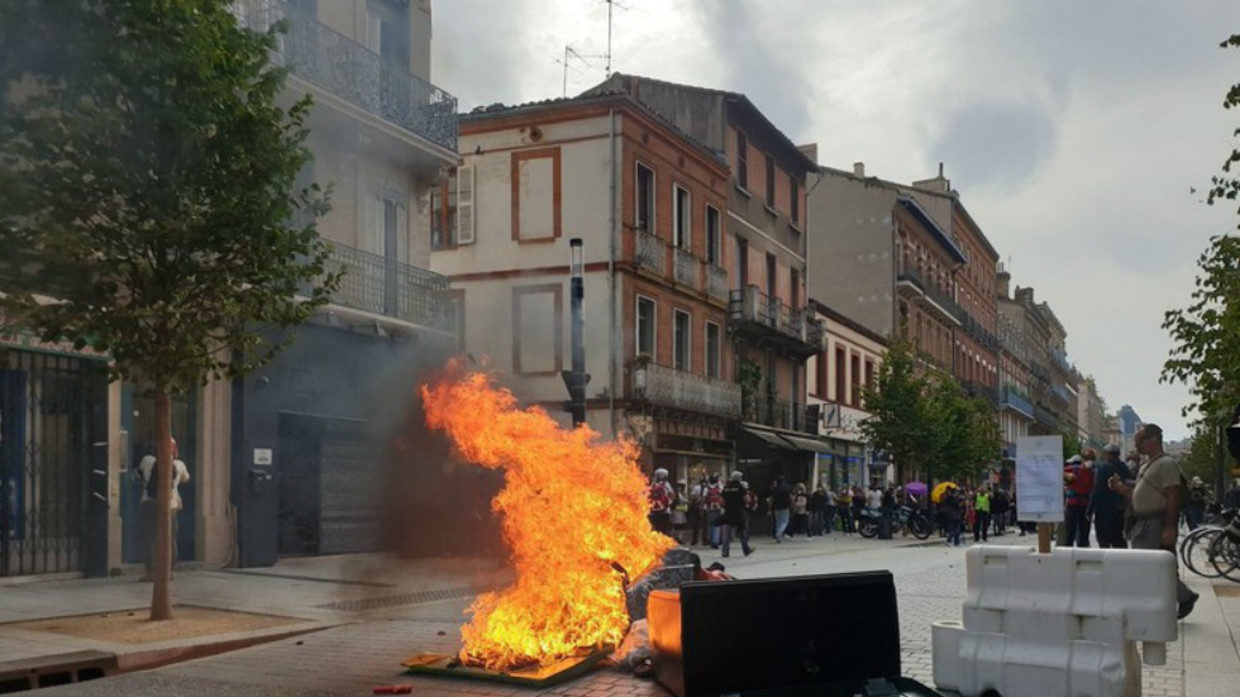 barricade toulouse yellow vest