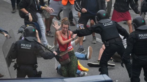 Click to enlarge protest airport catalonia barcelona
