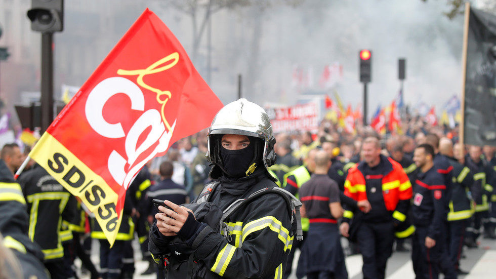firefighters protest paris yellow vests