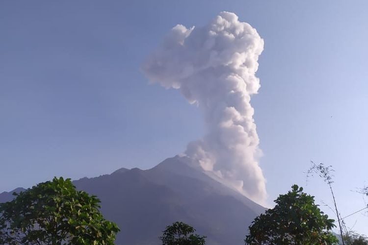 Merapi erupted for 270 seconds on Monday