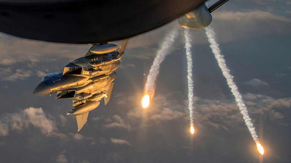 Click to enlarge F-15 fighter jet