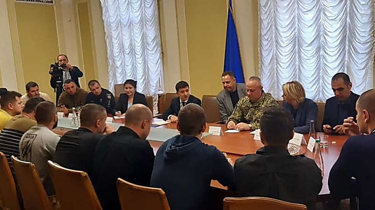 Zelenskii is sitting with your typical gang of Ukronazi skinhead