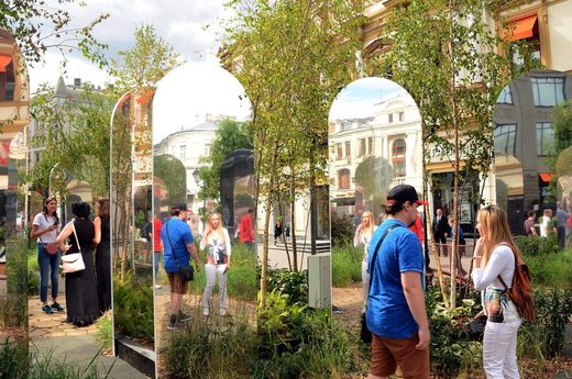 Click to enlarge Reflections in Moscow (Kuznetsky Most)