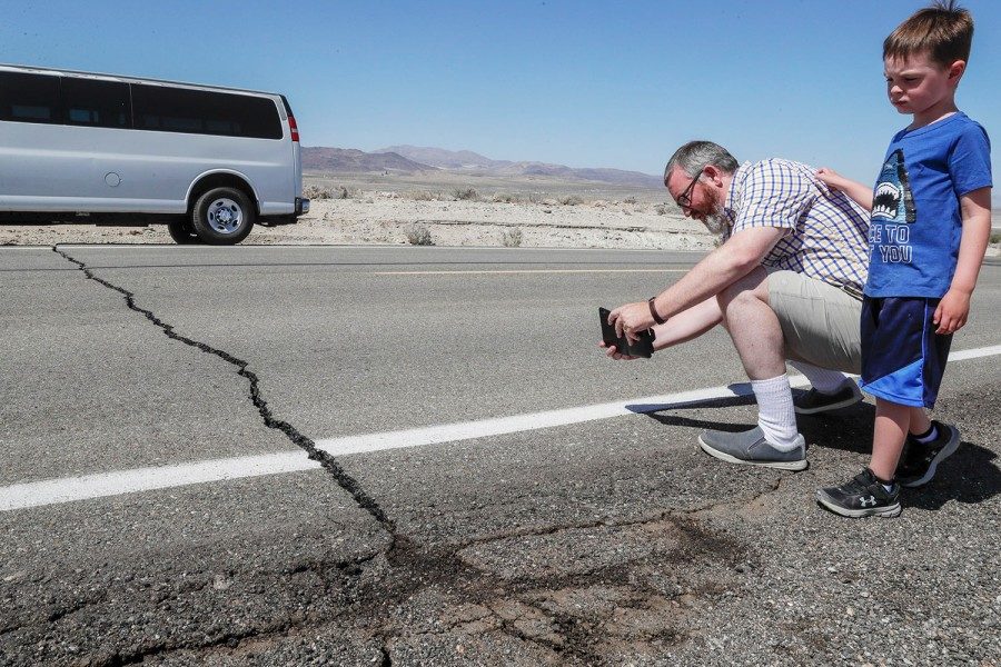 earthquake fault crack Los Angeles Searles valley