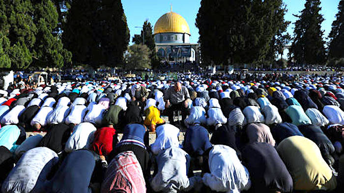 praying palestinians