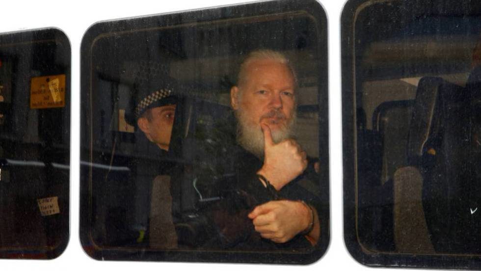 Click to enlarge assange arrest Embassy