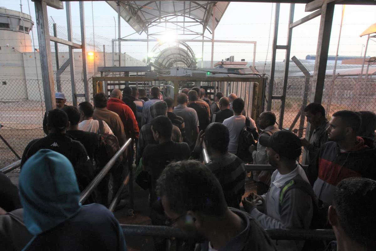 Click to enlarge Israel checkpoint west bank workers