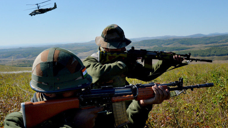 Russian and Indian army servicemen