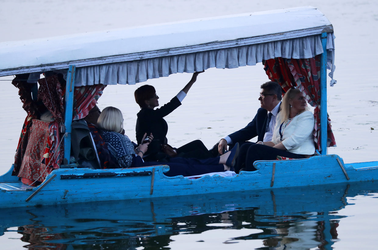 Click to enlarge EU Lawmakers at Dal Lake, Srinagar