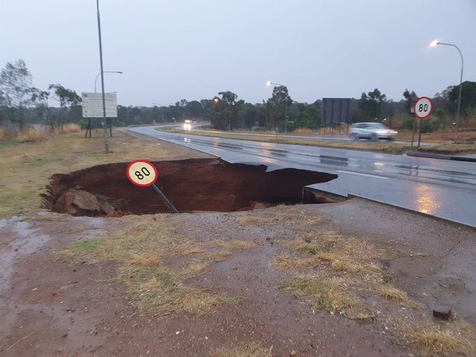 A sinkhole has developed on Snake Road in Benoni in Ekurhuleni.