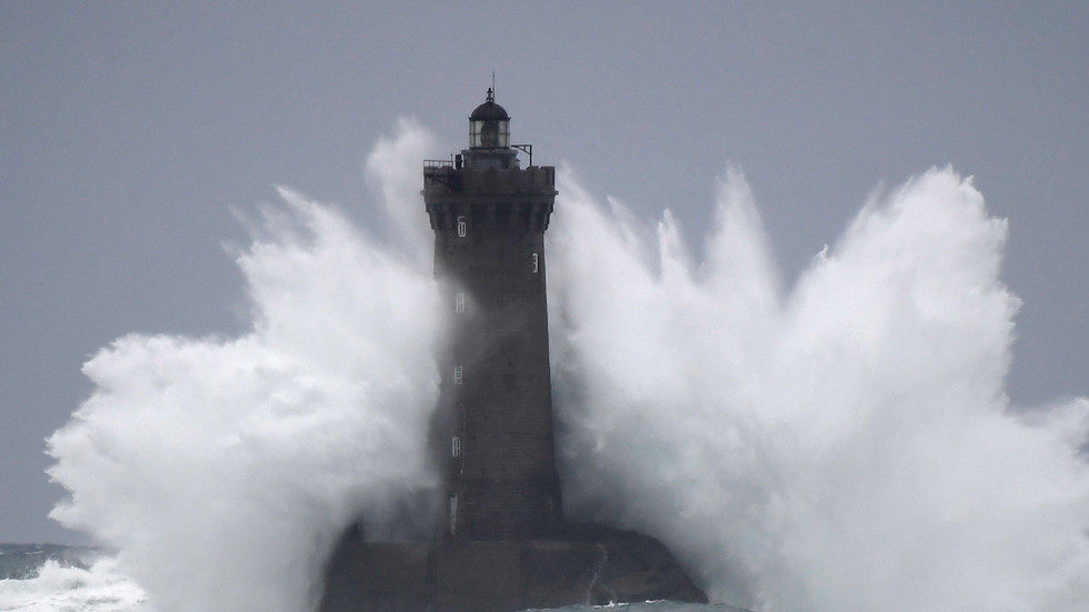 Click to enlarge france amelie giant waves storm