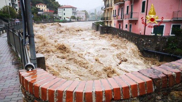 Mayor of Sestri Levante, Valentina Ghio has issued a warning to all people instructing them to remain in their homes to avoid the flooding.