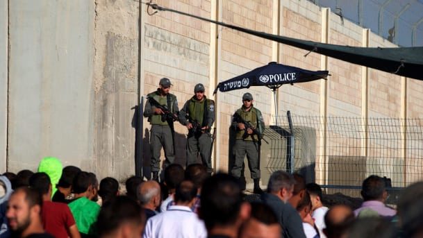 Click to enlarge Israeli Border Police officers
