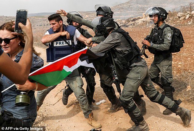 Scuffle between Israeli border guards and a photojournalist