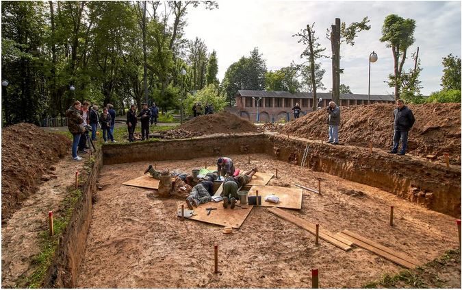 Click to enlarge excavation napoleon general russia