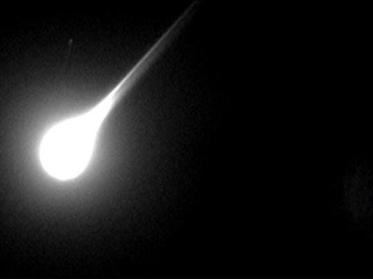 Click to enlarge Meteorite during Leonids