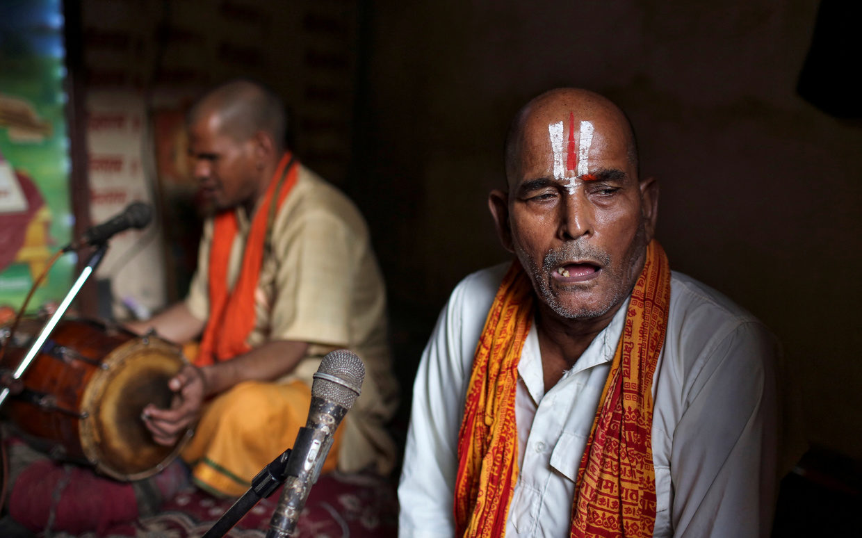 Click to enlarge Hindu devotees sing