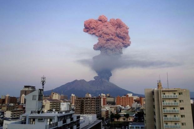 Click to enlarge Japan's Mount Sakurajima volcano makes largest eruption in 3