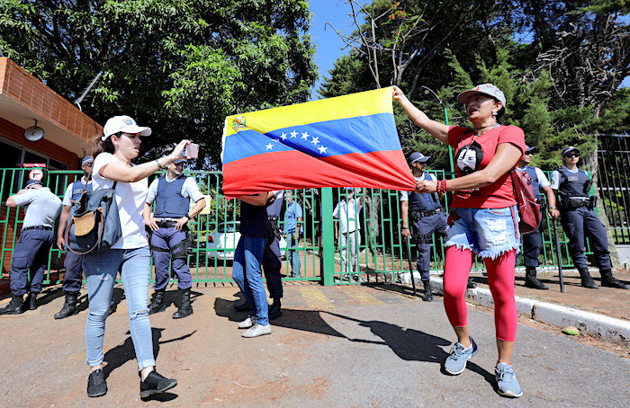 Click to enlarge Maduro supporters