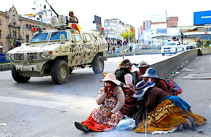 Click to enlarge La Paz women