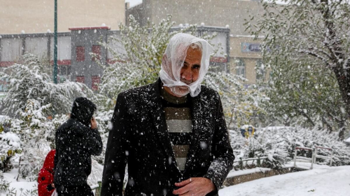 Click to enlarge People walk under heavy snow in the Iranian capital Tehran on November 16, 2019.