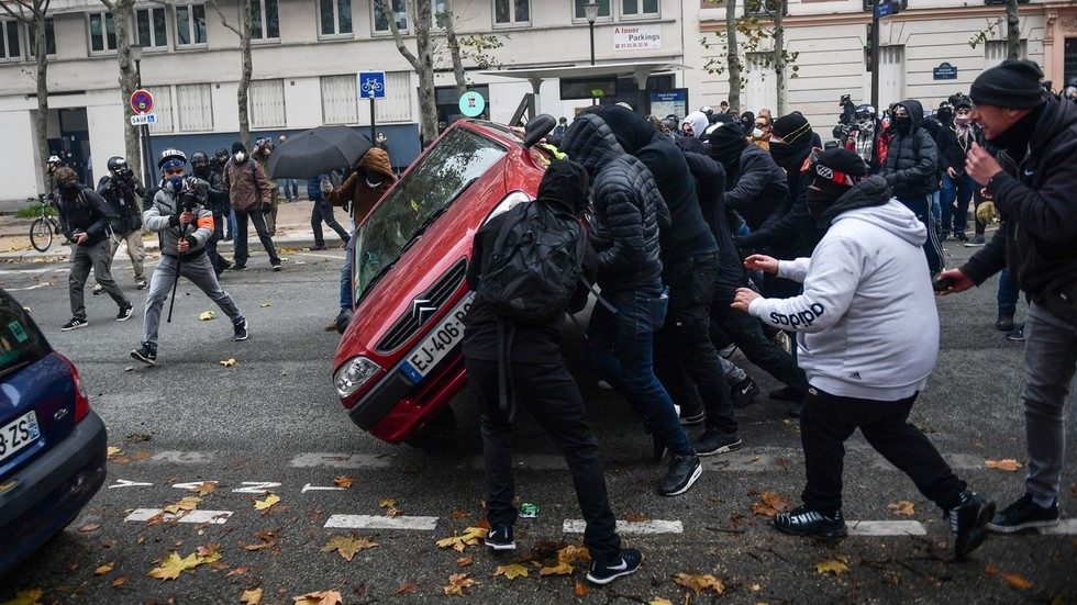 black bloc yellow vests