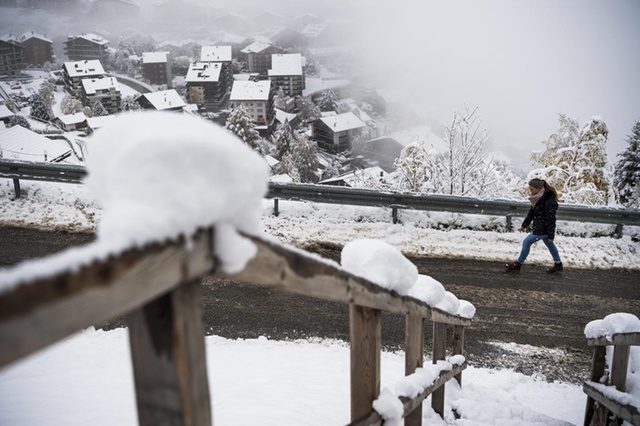 As a result of the heavy snow, road and rail transport are experiencing their first major winter disruptions