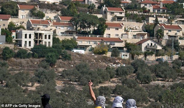 Click to enlarge palestinian flipping the bird