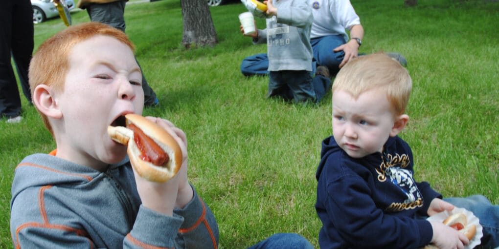 kids eating hotdogs