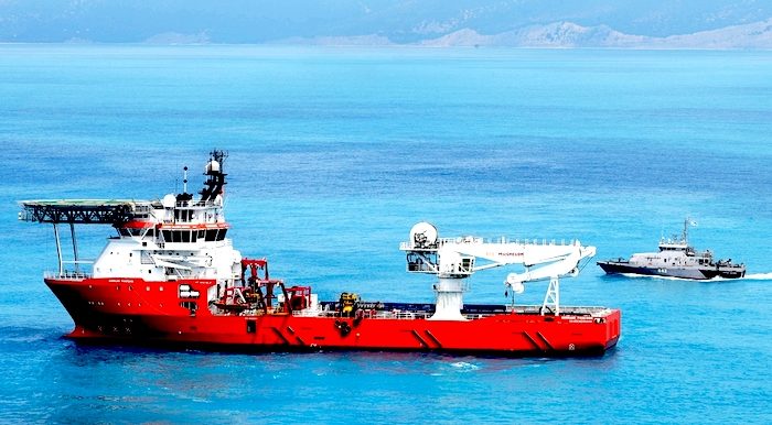 ship lays pipe
