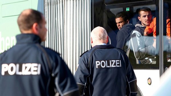 Click to enlarge Migrants and police