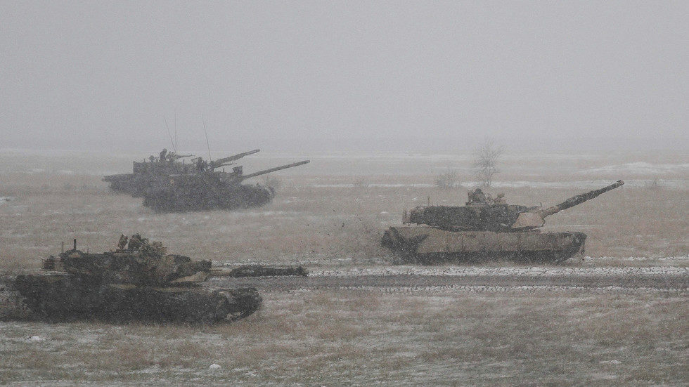 Click to enlarge U.S. M1 Abrams tanks