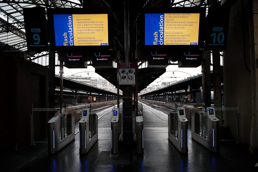 Click to enlarge france train station empty yellow vest
