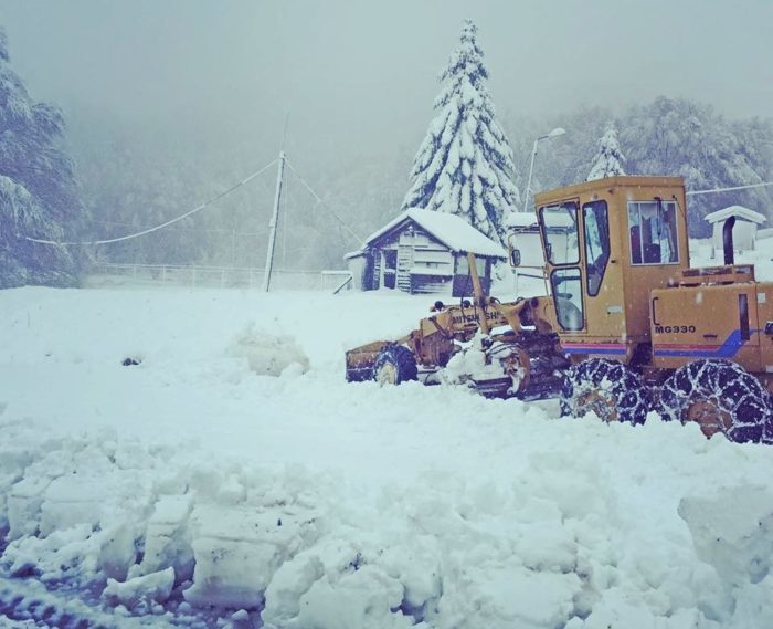 Click to enlarge Crew from the 3-5 Pigadia ski resort on Mount Vermio near Naoussa plow the roads around the premises.