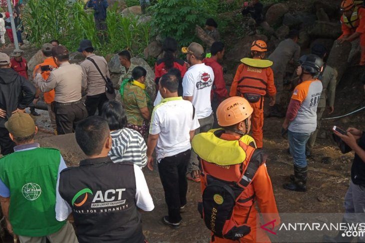 Click to enlarge A team of the Indonesian Volunteers Society (MRI)-ACT helped residents to clean up the debris and conducted assessment before providing assistance.