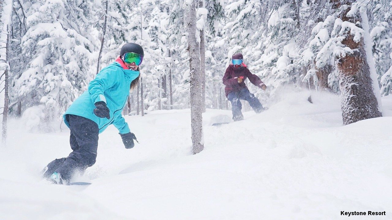 Snowboarding on fresh powder at Keystone Mountain Resort