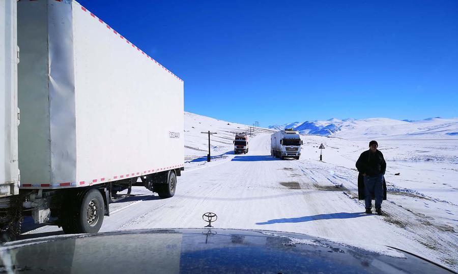 Click to enlarge cargo trucks Kulma Pass Tajik China