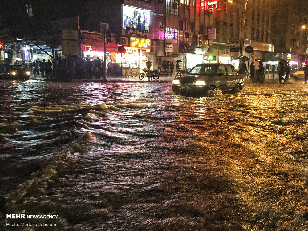 Heavy torrential rainfalls hit across the southern city of Ahvaz, Khuzestan province on Monday, flooding the streets.