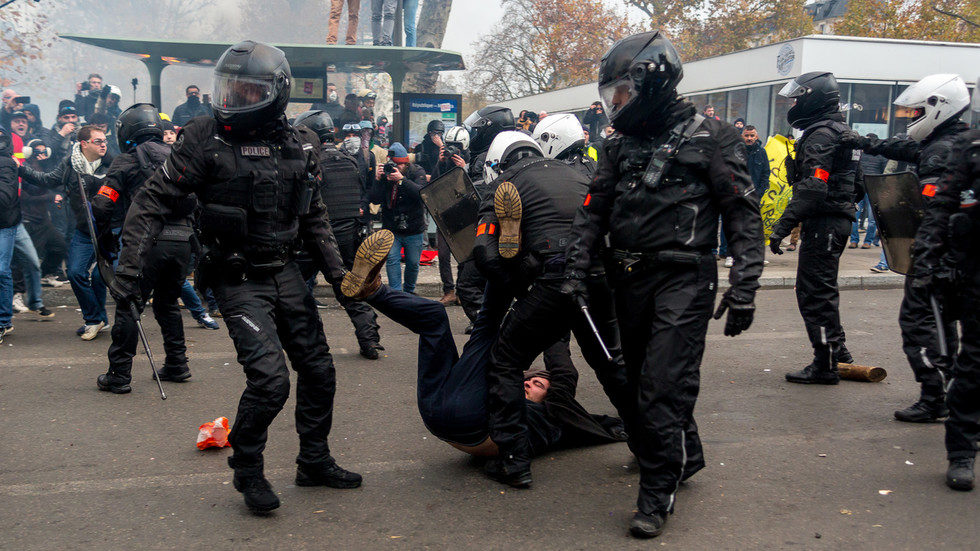 yellow vest protest pensions