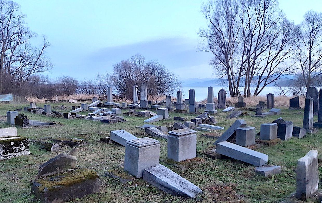 Click to enlarge many graves