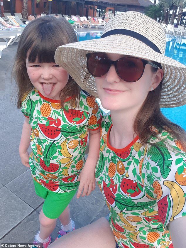Click to enlarge mother dresses like daughter