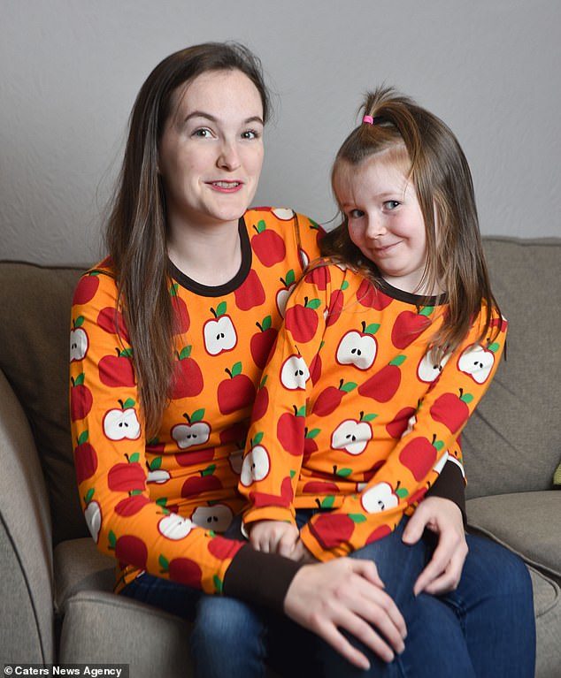 mother dresses like daughter