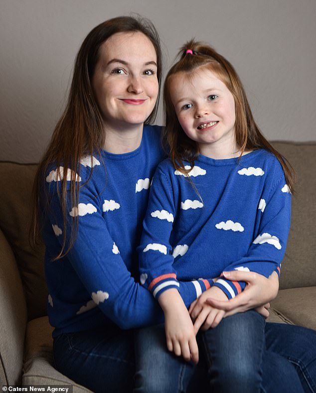 mother dresses like daughter