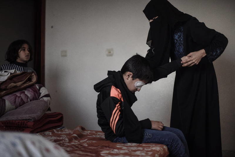 Click to enlarge israel gaza shoots eye blinds palestinians