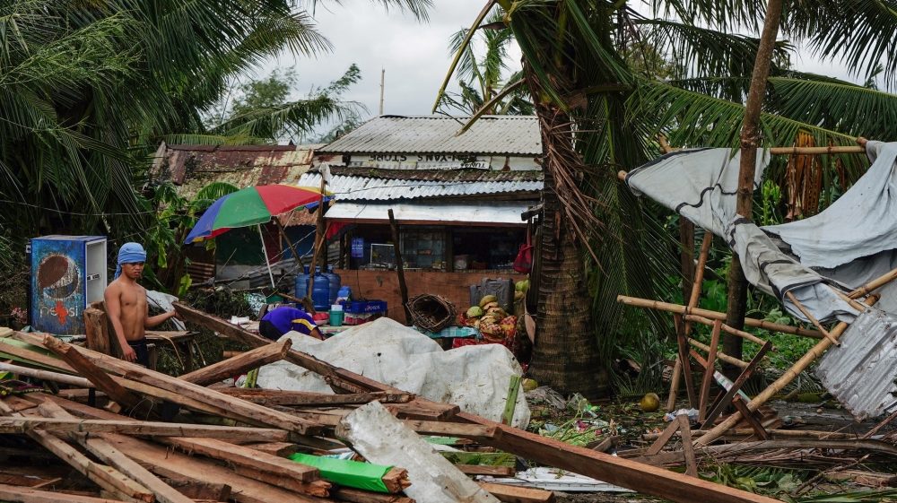 Click to enlarge Phanfone batters central Philippines